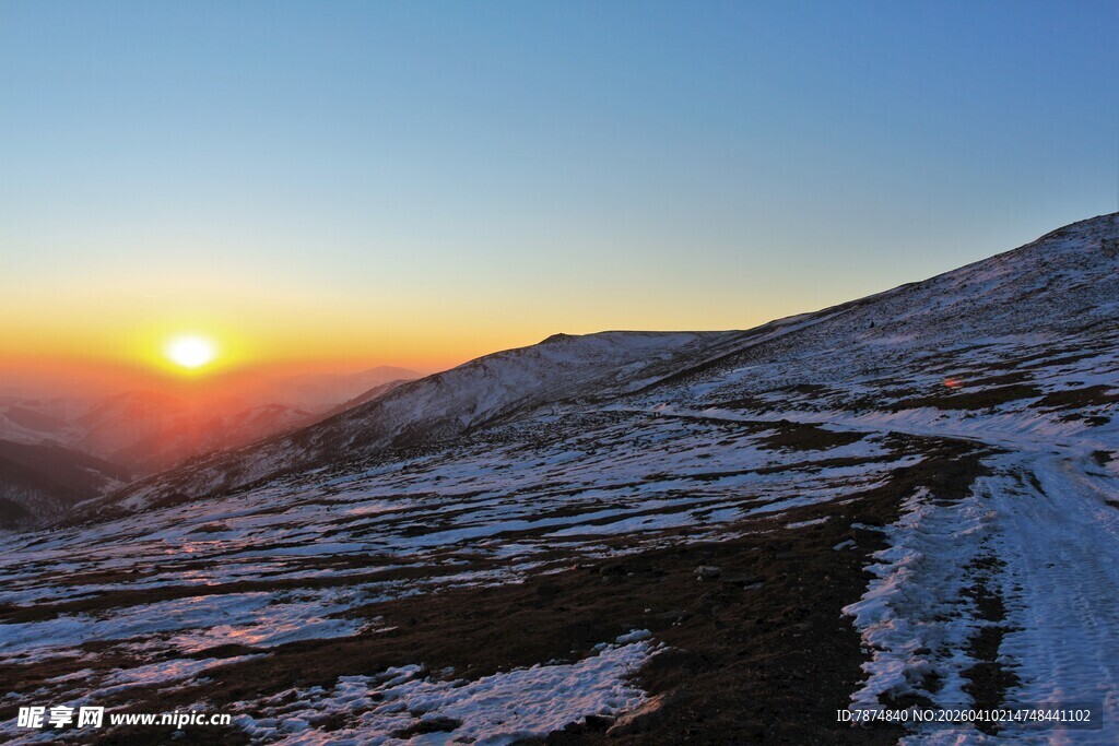 雪山日出美景