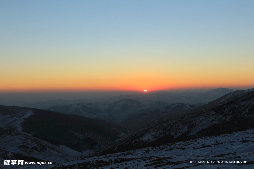 雪山之上的壮丽日落