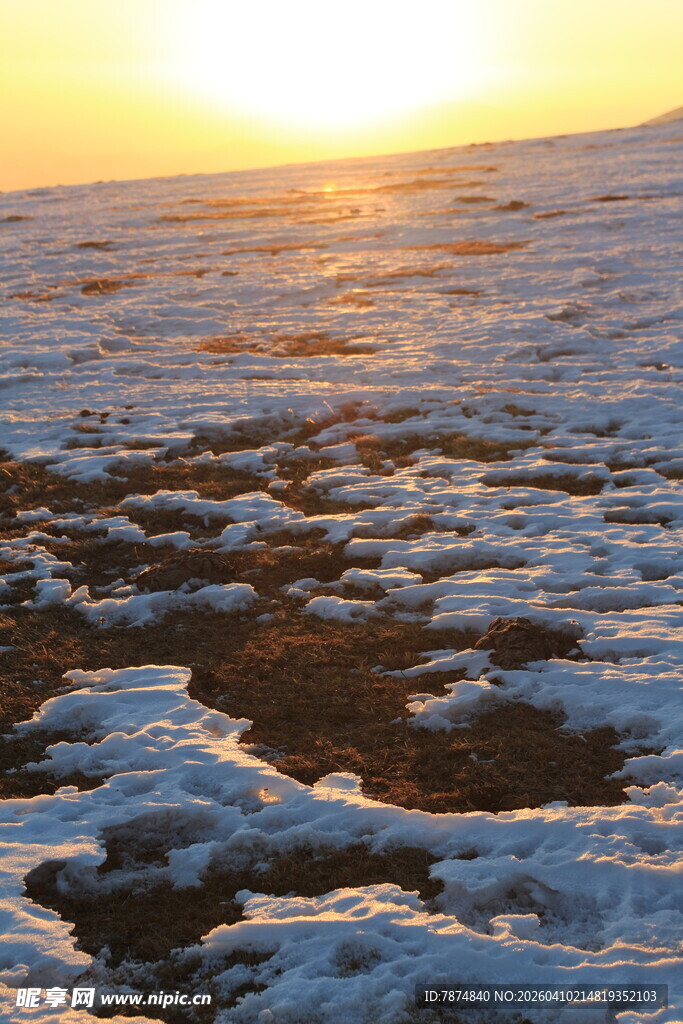 夕阳下的冰雪覆盖大地