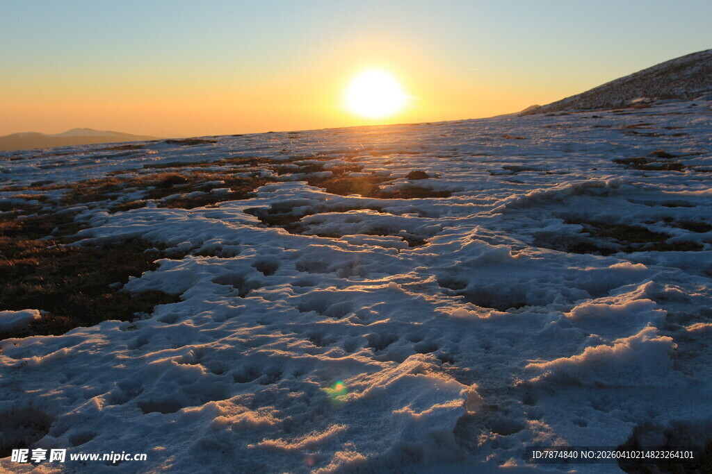雪山日落美景