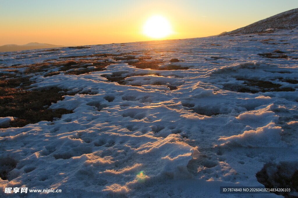 雪地上的壮丽日落景观
