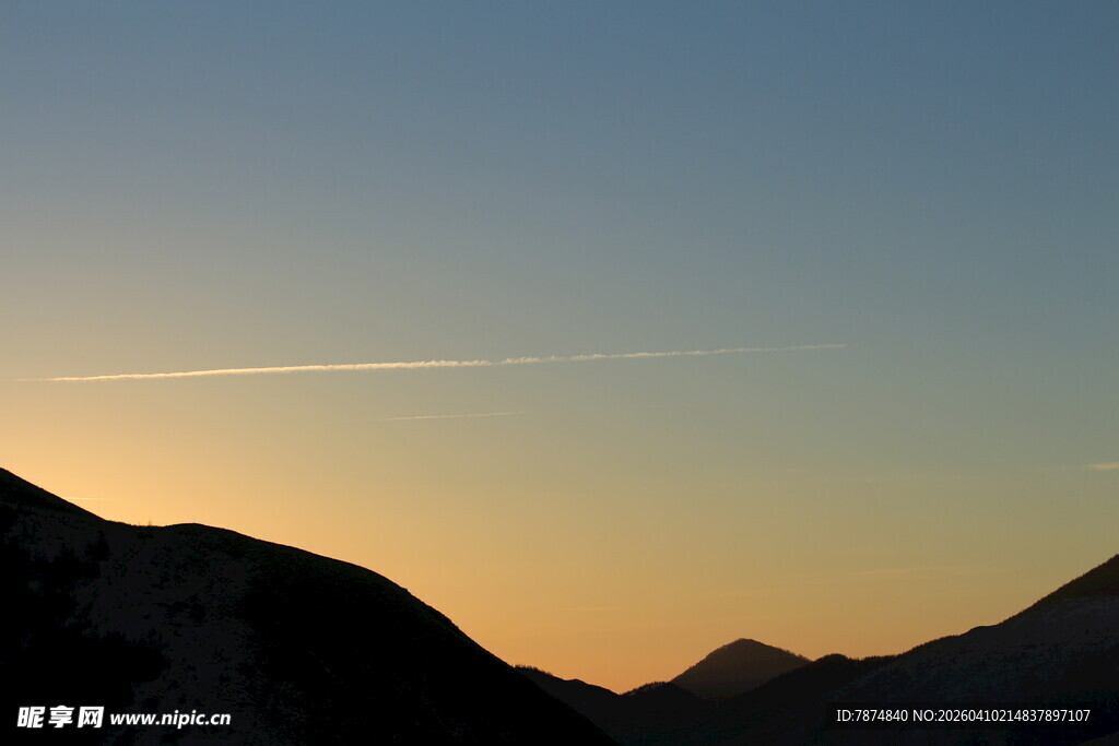 日落时分的山峦天际线