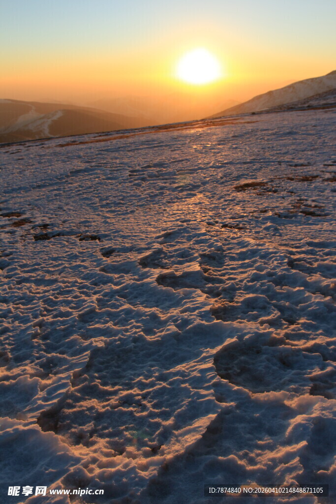 雪地夕阳下的美丽足迹
