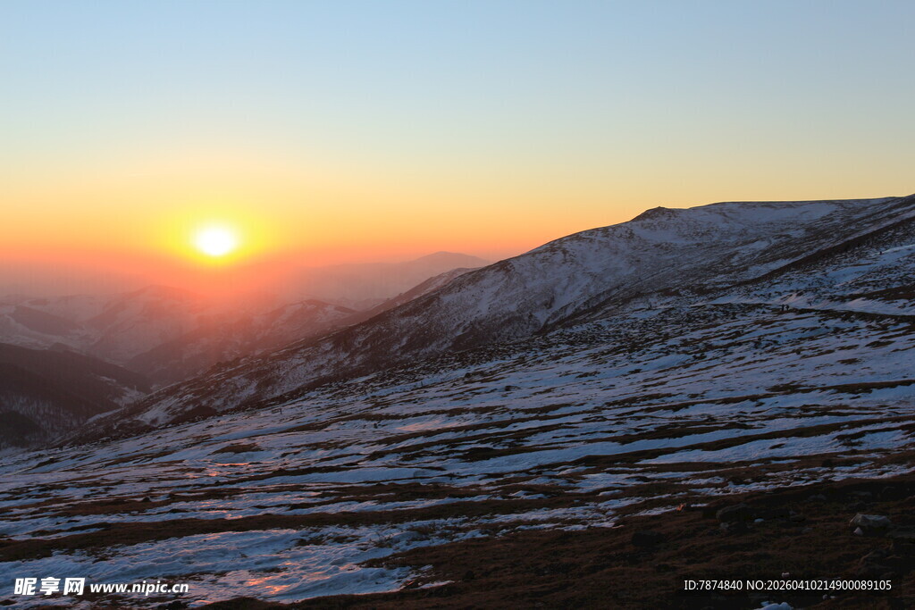 雪山日出壮丽美景