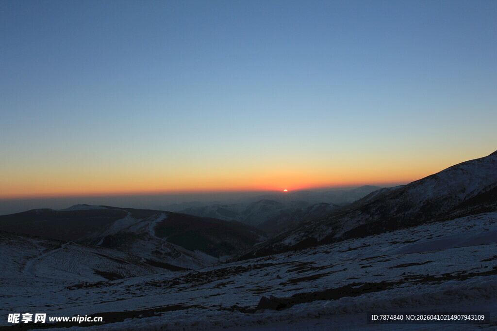 日出时分的山间美景