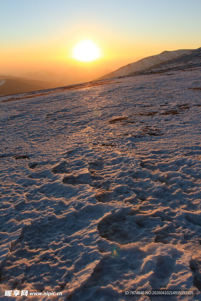 雪地上的壮丽日出景观