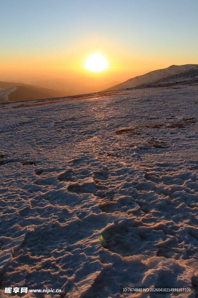 雪地日落美景
