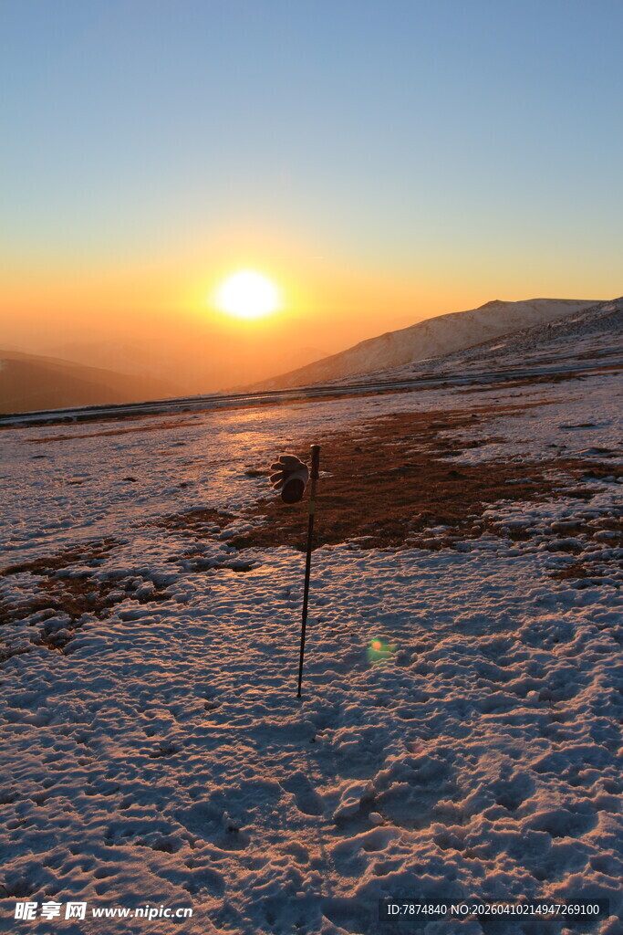 雪地日出美景