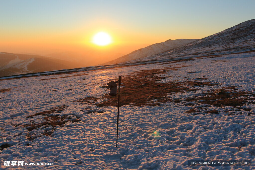 雪地日落中的孤独身影