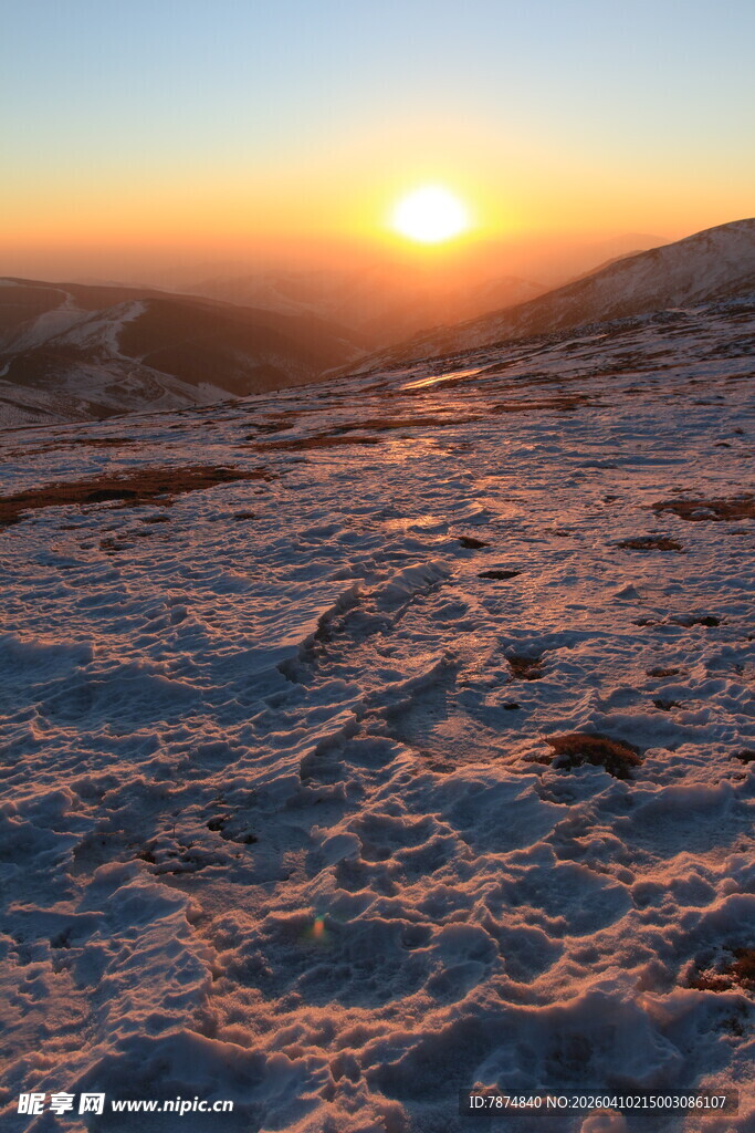雪地上的壮丽日落景观