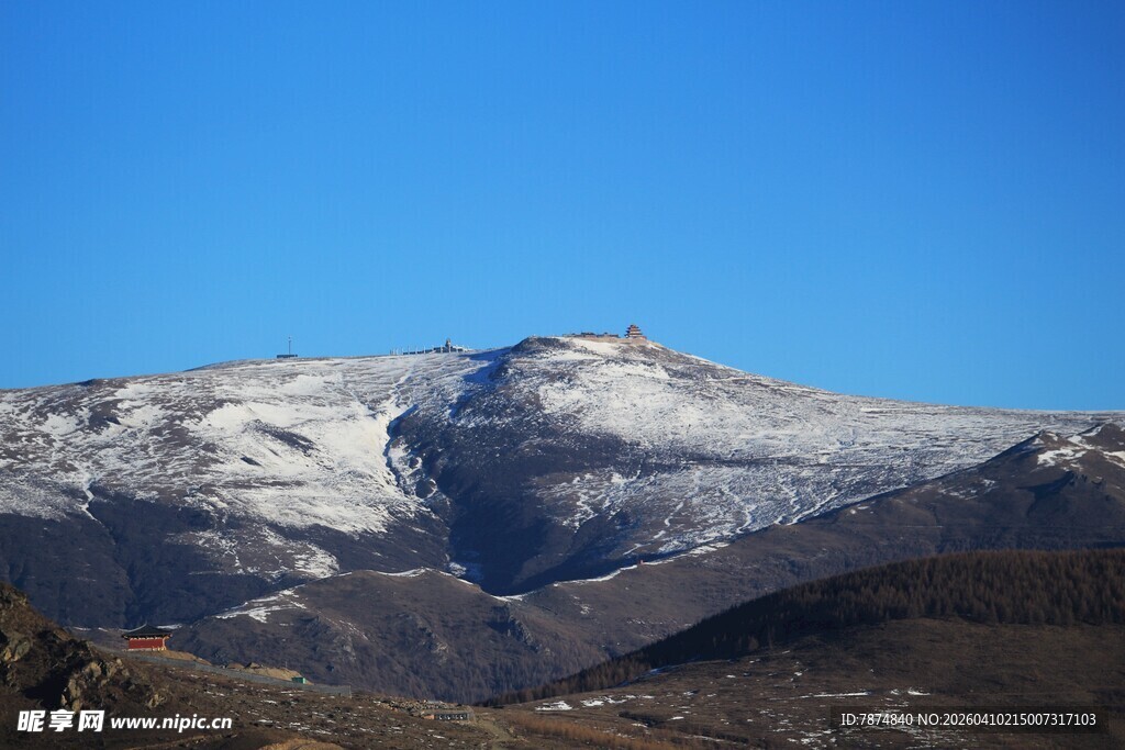 雪山景致 蓝天映衬下的壮美