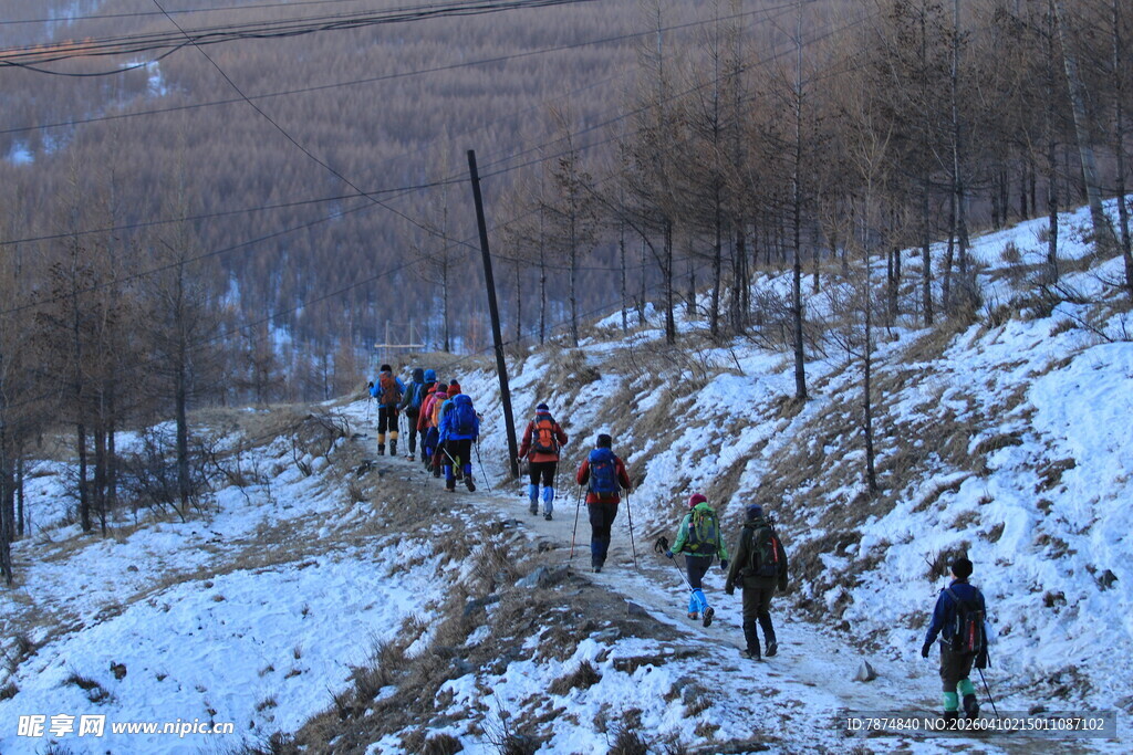 雪地徒步者攀登山间小道