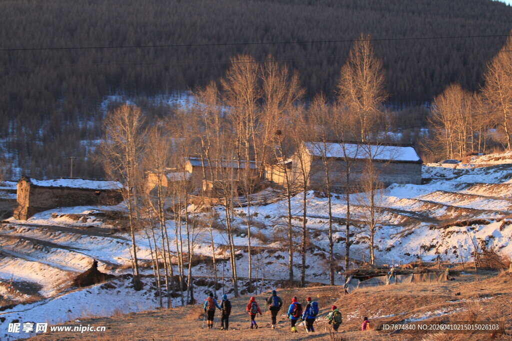 冬日雪地中的人群景观