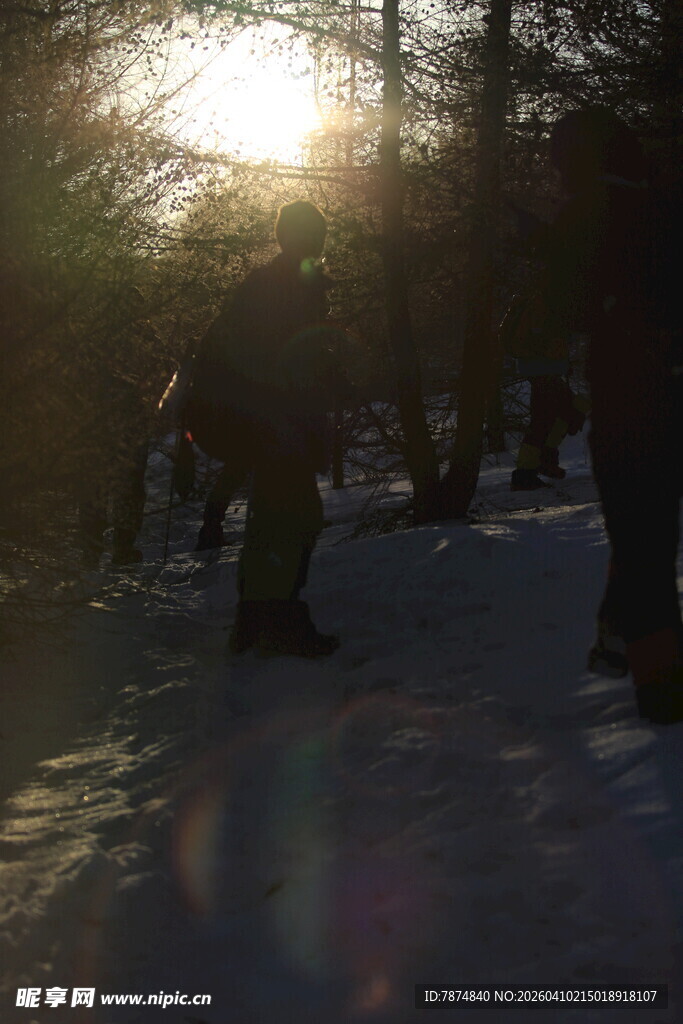 冬日雪地中人群的温暖景象