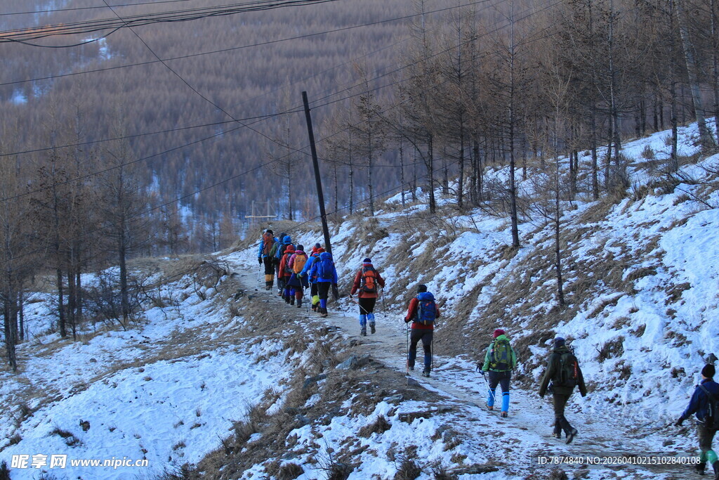 雪地徒步队伍