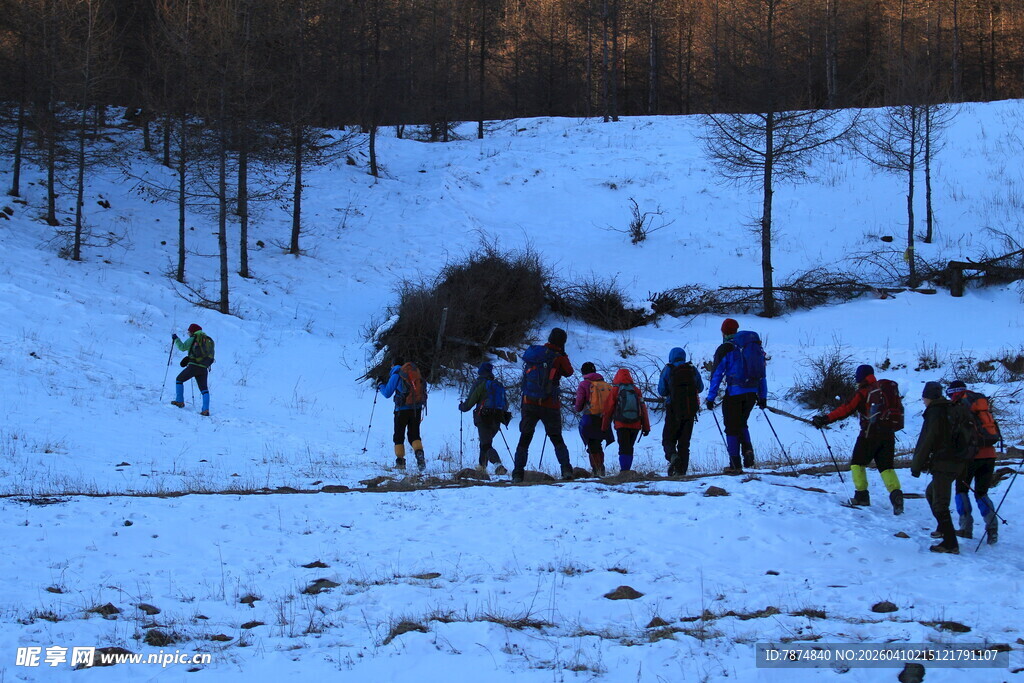 雪地徒步队伍
