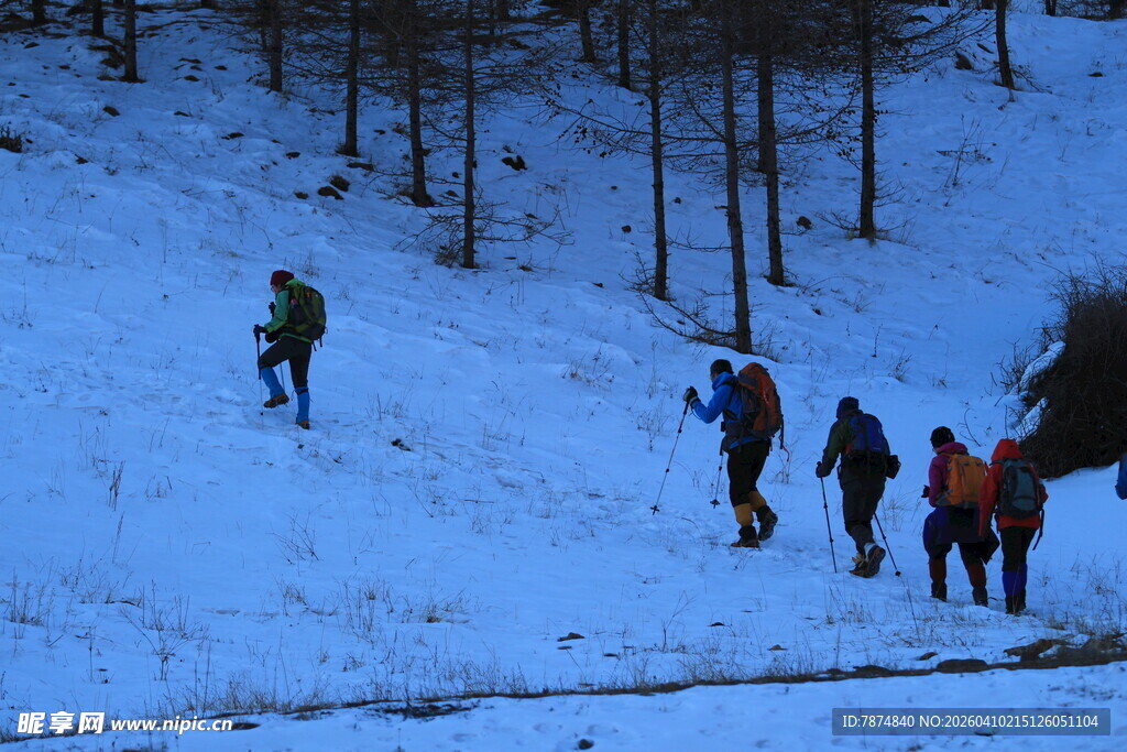 雪地徒步的人群