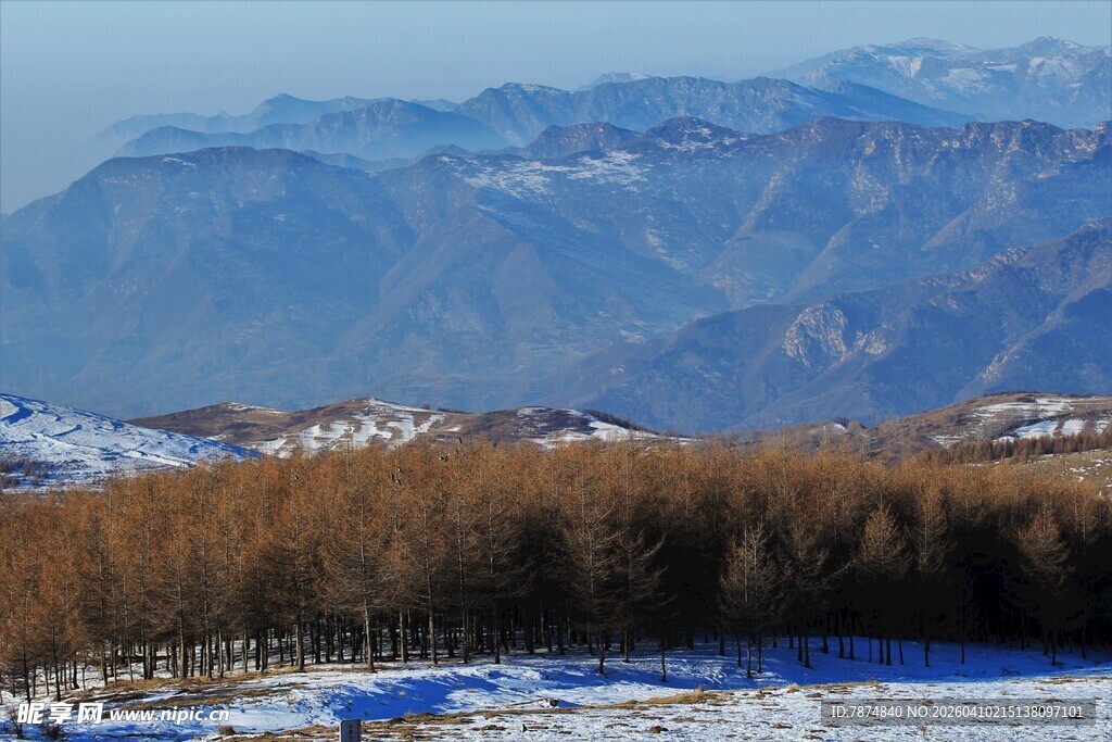 冬日雪覆山林远景