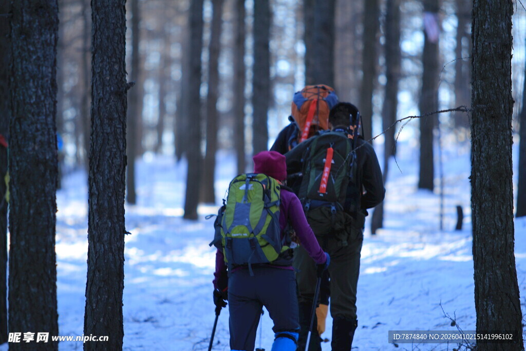 雪地林间徒步的欢乐人群