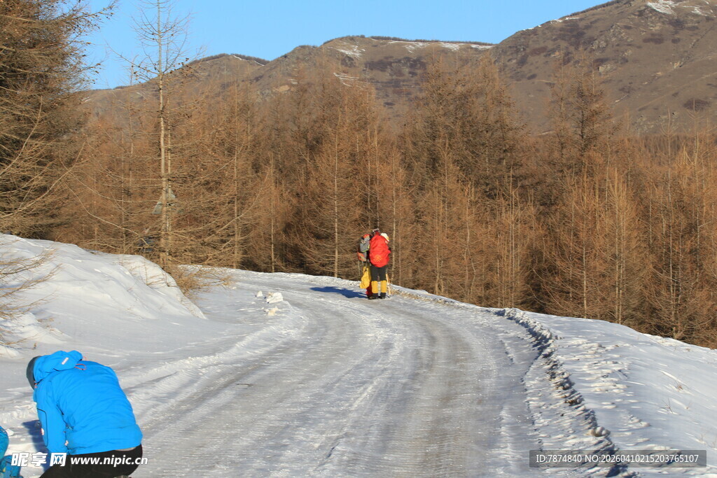 冬日山路徒步者