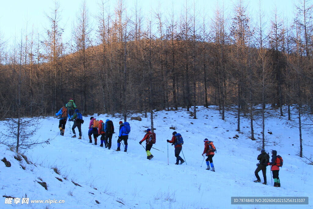 雪地徒步队伍