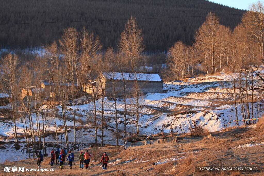 冬日雪地游玩场景