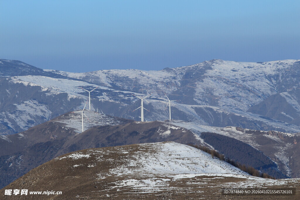 雪山间的风力发电景观