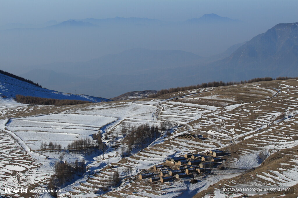 雪覆山村景色