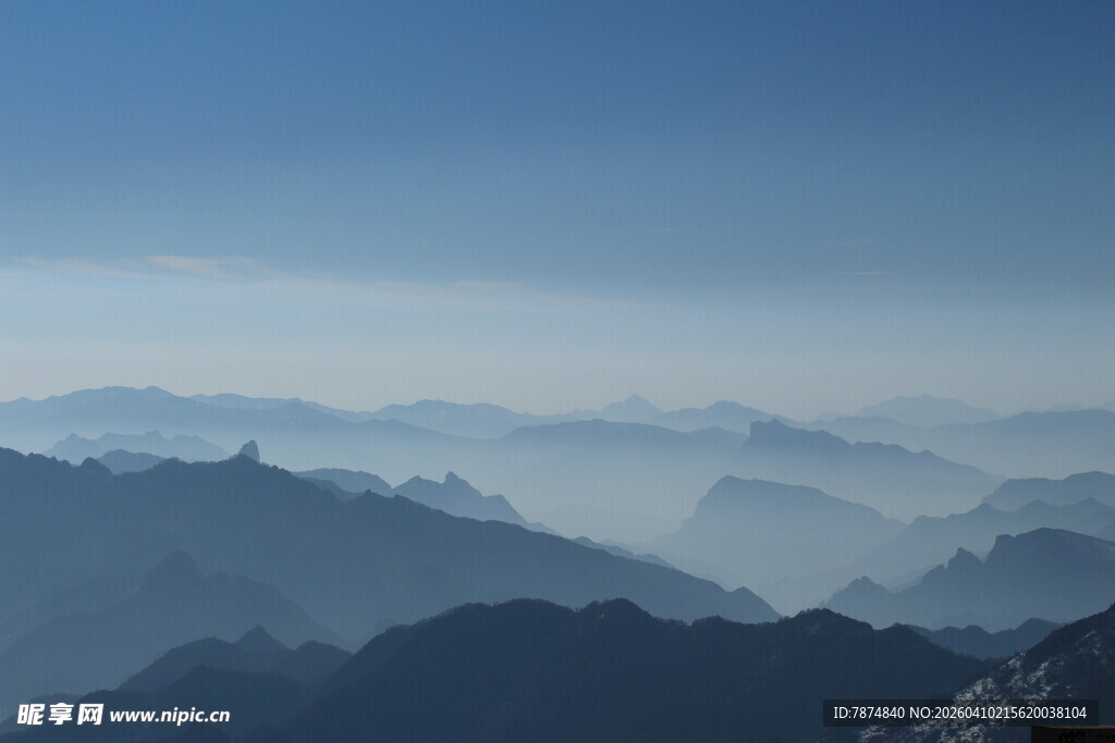 山峦叠嶂的壮阔景致