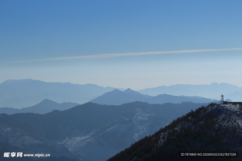 山巅远望壮丽山峦景色