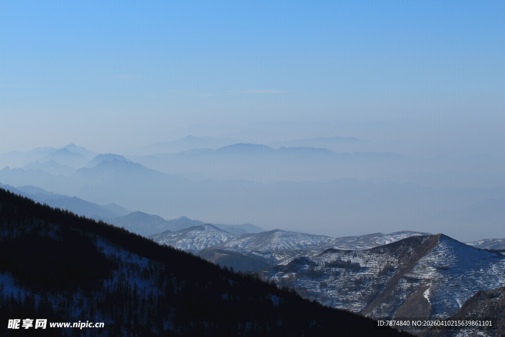 冬日山峦雪景