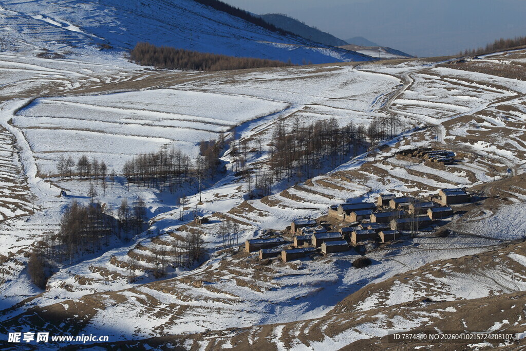冬日山谷中的村庄雪景