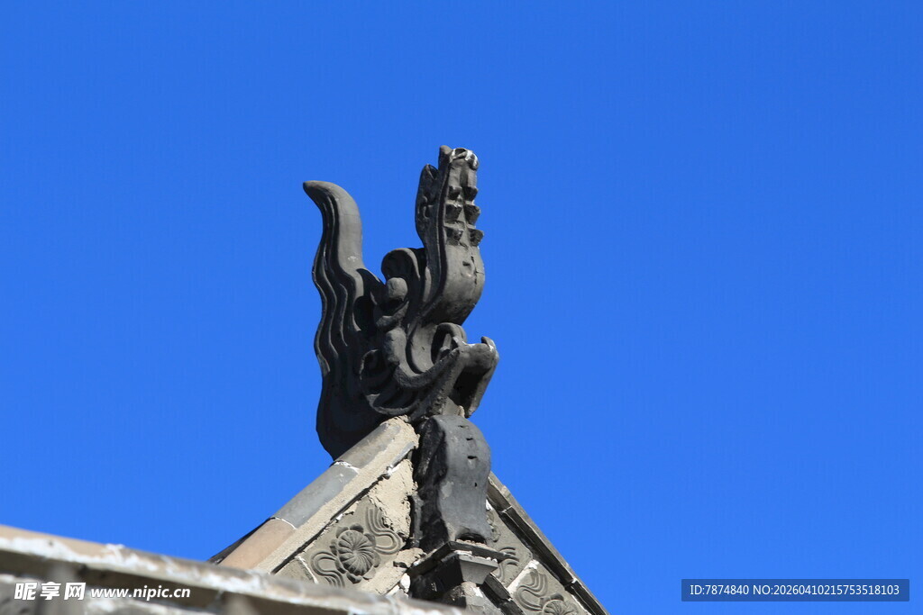 屋顶上的神秘雕塑
