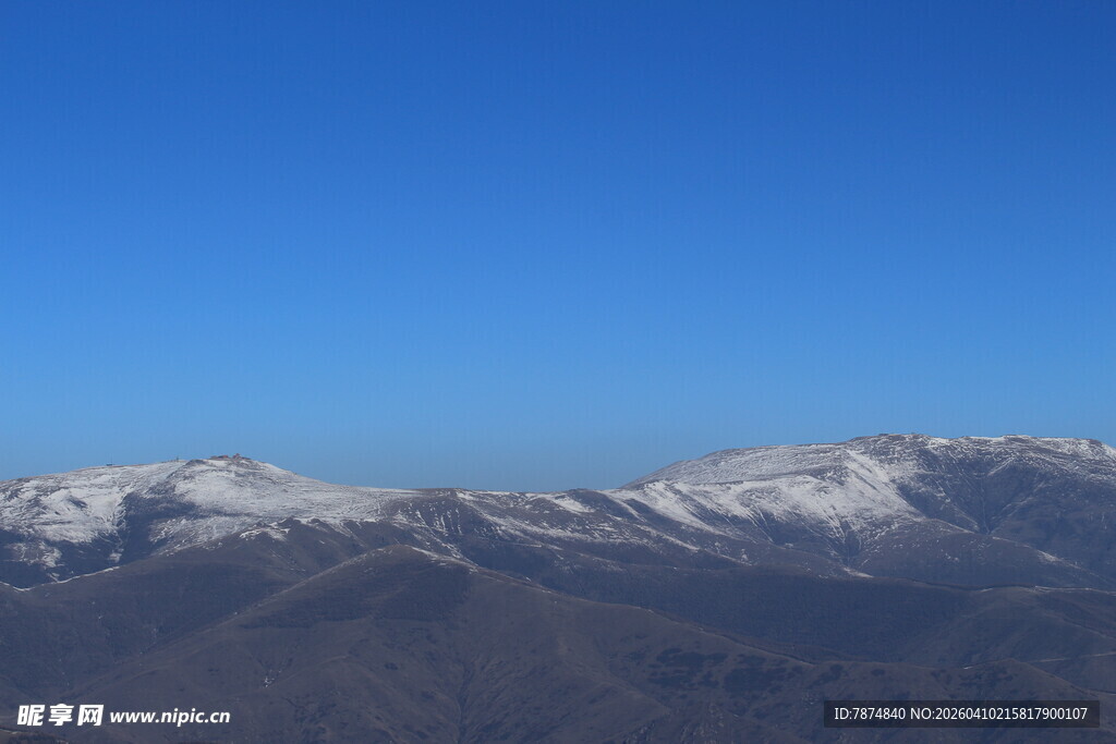 雪覆远山蓝天景