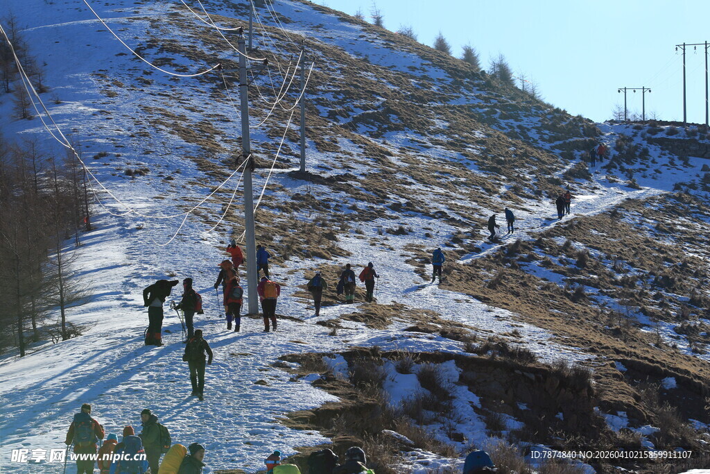冬日山坡徒步人群