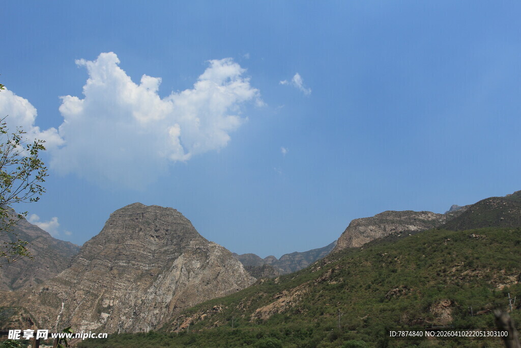 蓝天白云下的秀丽山峦