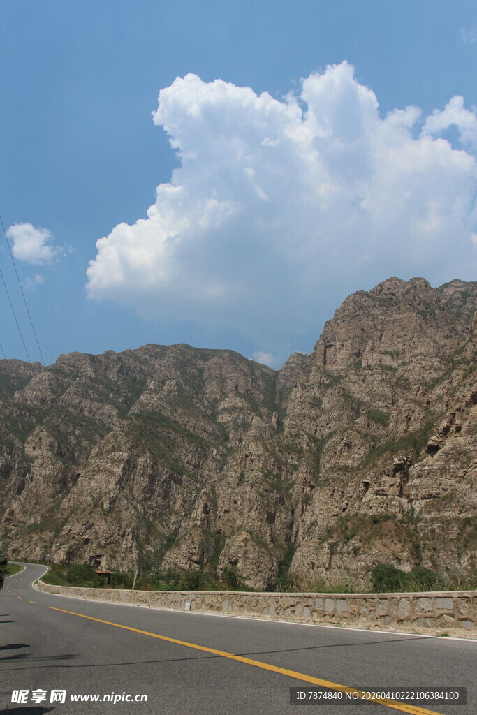 公路旁的壮丽山景