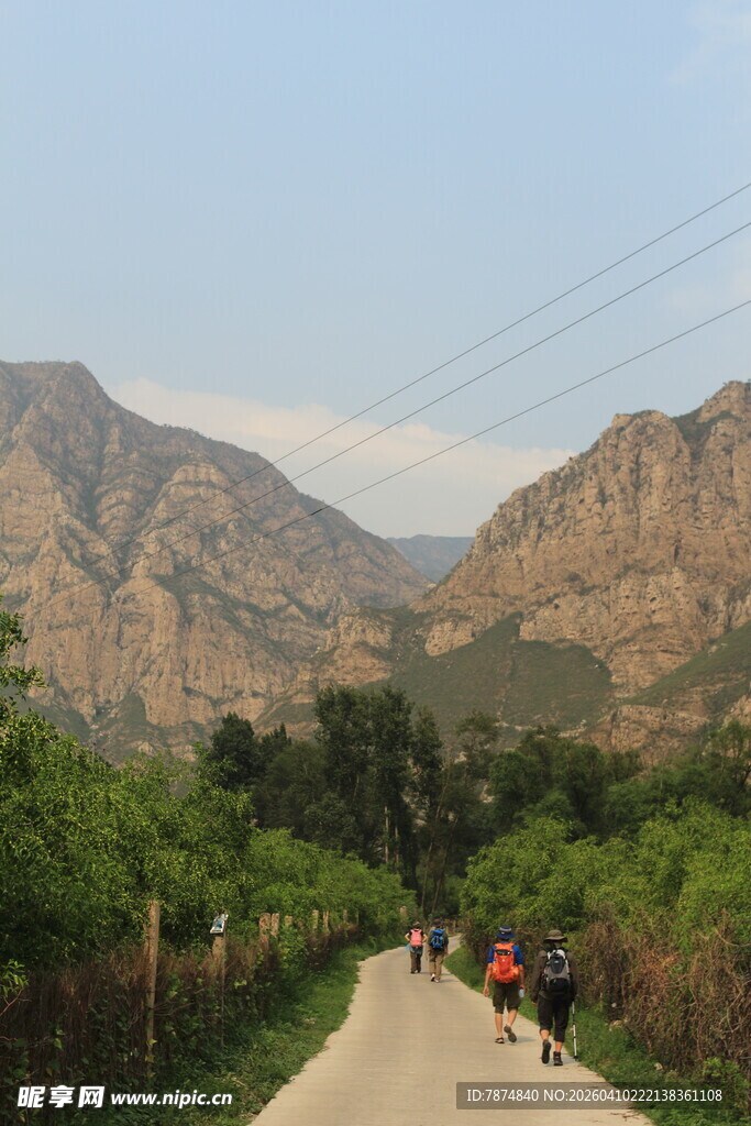 山间徒步小道上的旅人