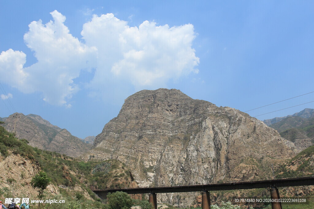 壮丽山景与蓝天白云