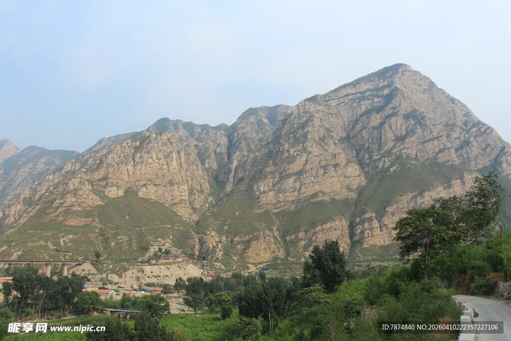 山间公路旁的壮丽山景