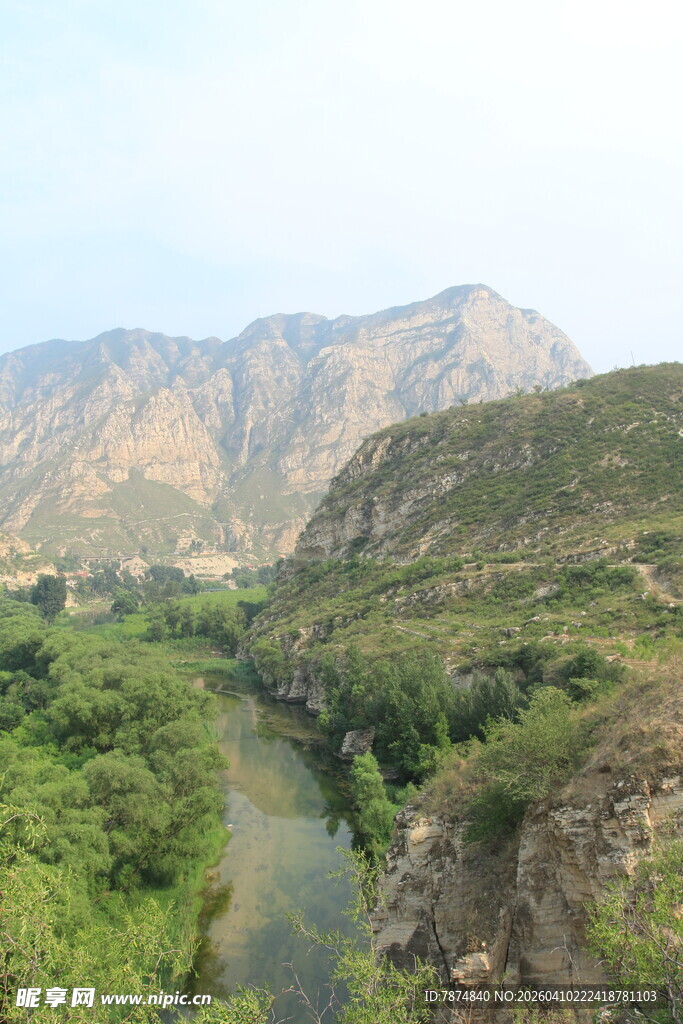 山间河流与葱郁植被景观
