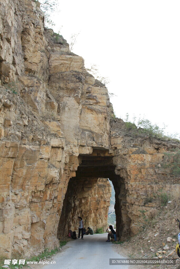 山间石砌隧道中的车辆