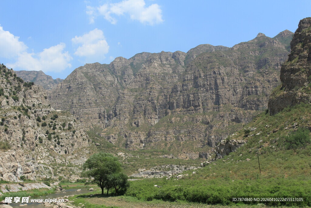 壮丽山景与绿意点缀