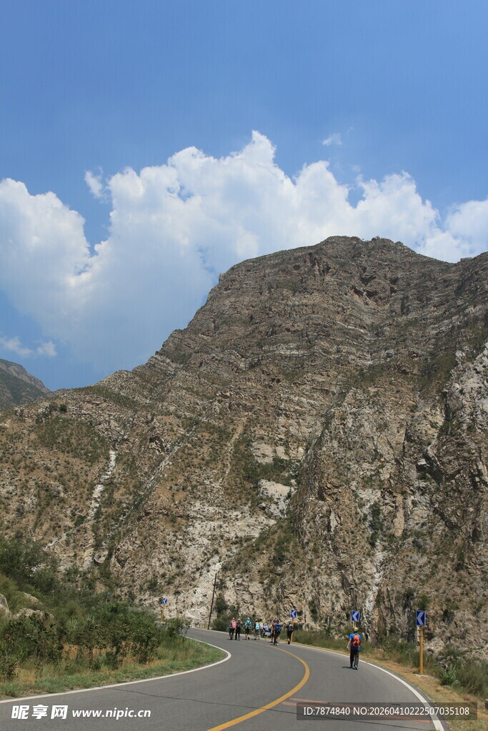 蜿蜒山路旁的壮丽山景