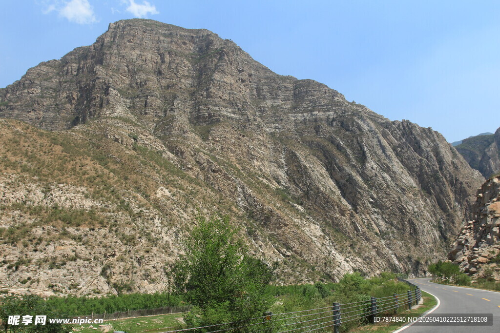 蜿蜒公路旁的壮丽山景