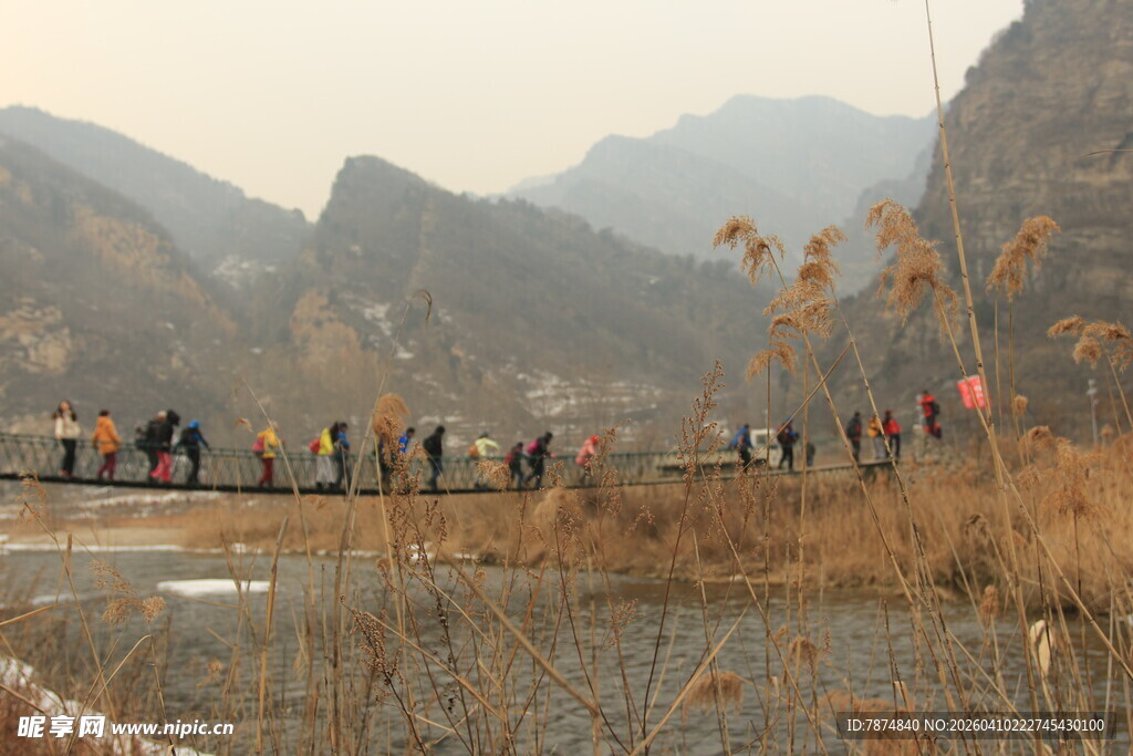 山间徒步队伍穿行风景中