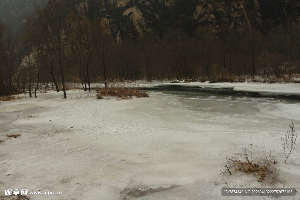 冬日雪地湖畔风景
