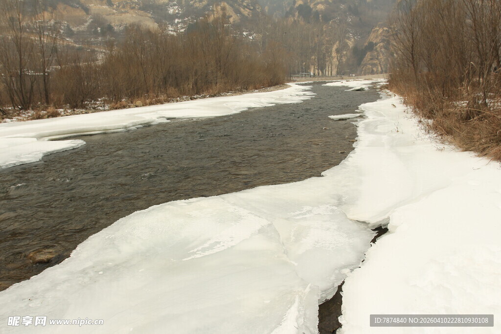 冬日河流冰雪覆盖景象