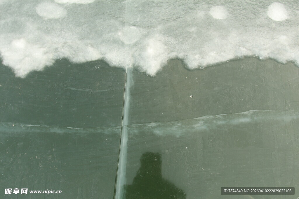 冰面裂痕与积雪景象