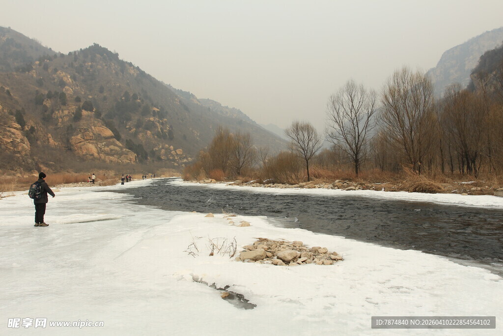 冬日河边单人静谧景象